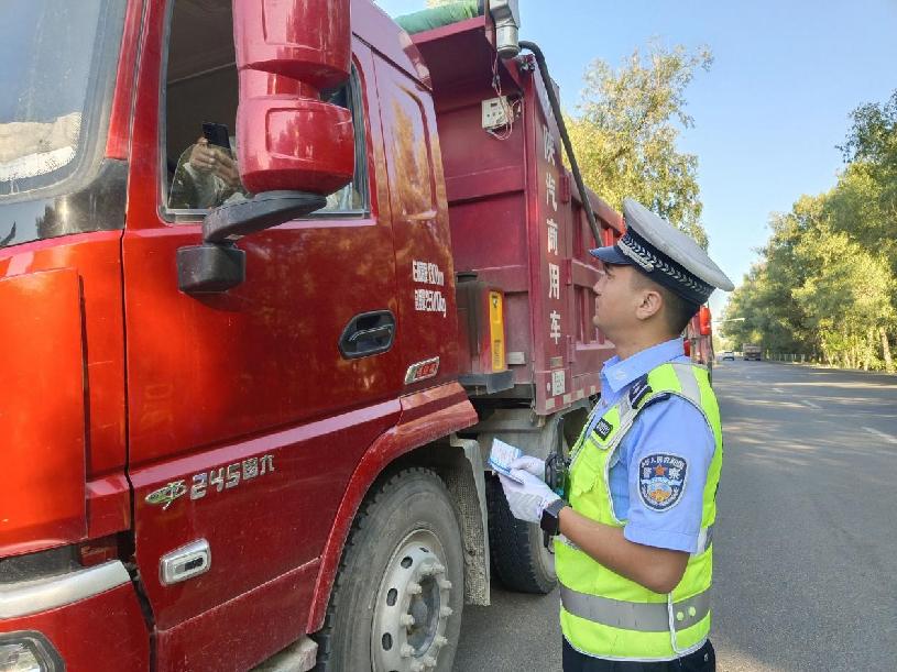 执勤民警排查过往客货运车辆