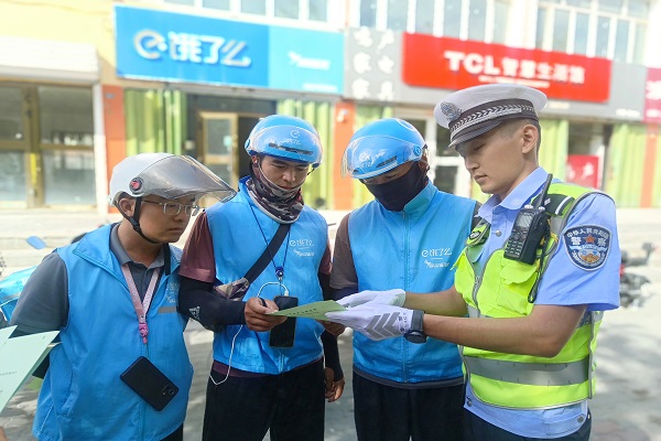 民警向外卖骑手以案释法讲解电动车不遵守道路交通安全法律法规的危害