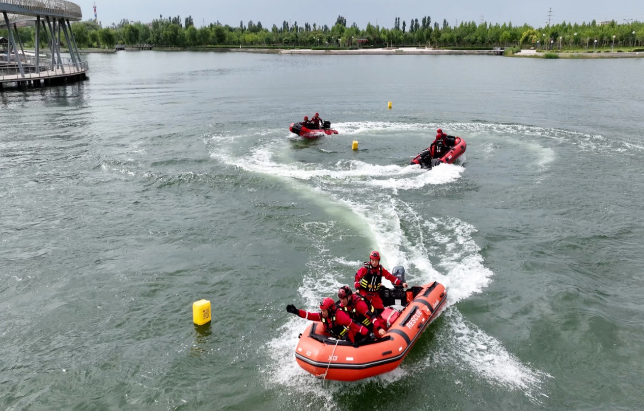 图为消防救援人员正在开展舟艇编队科目演练。