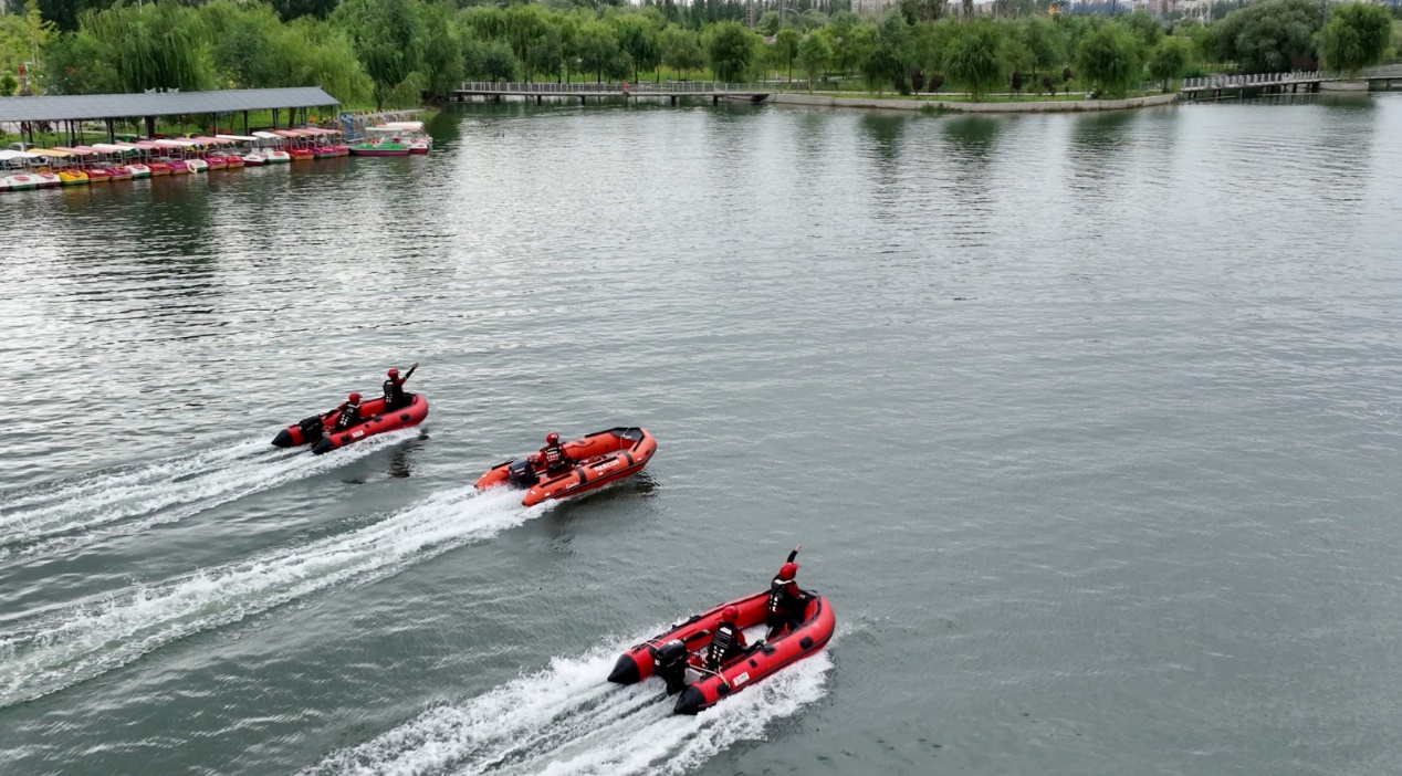 图为消防救援人员驾驶舟艇驶入演练区域。