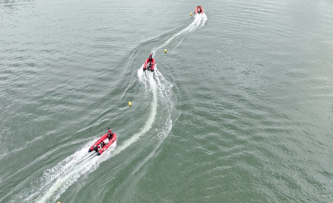 图为阿克苏地区消防救援支队开展水域救援技术综合实战演练。