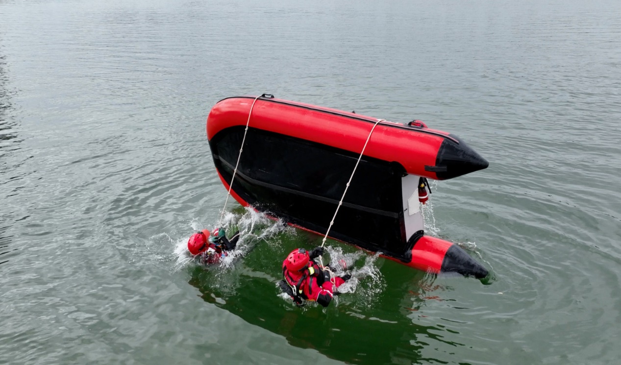 图为翻舟自救科目演练活动现场。