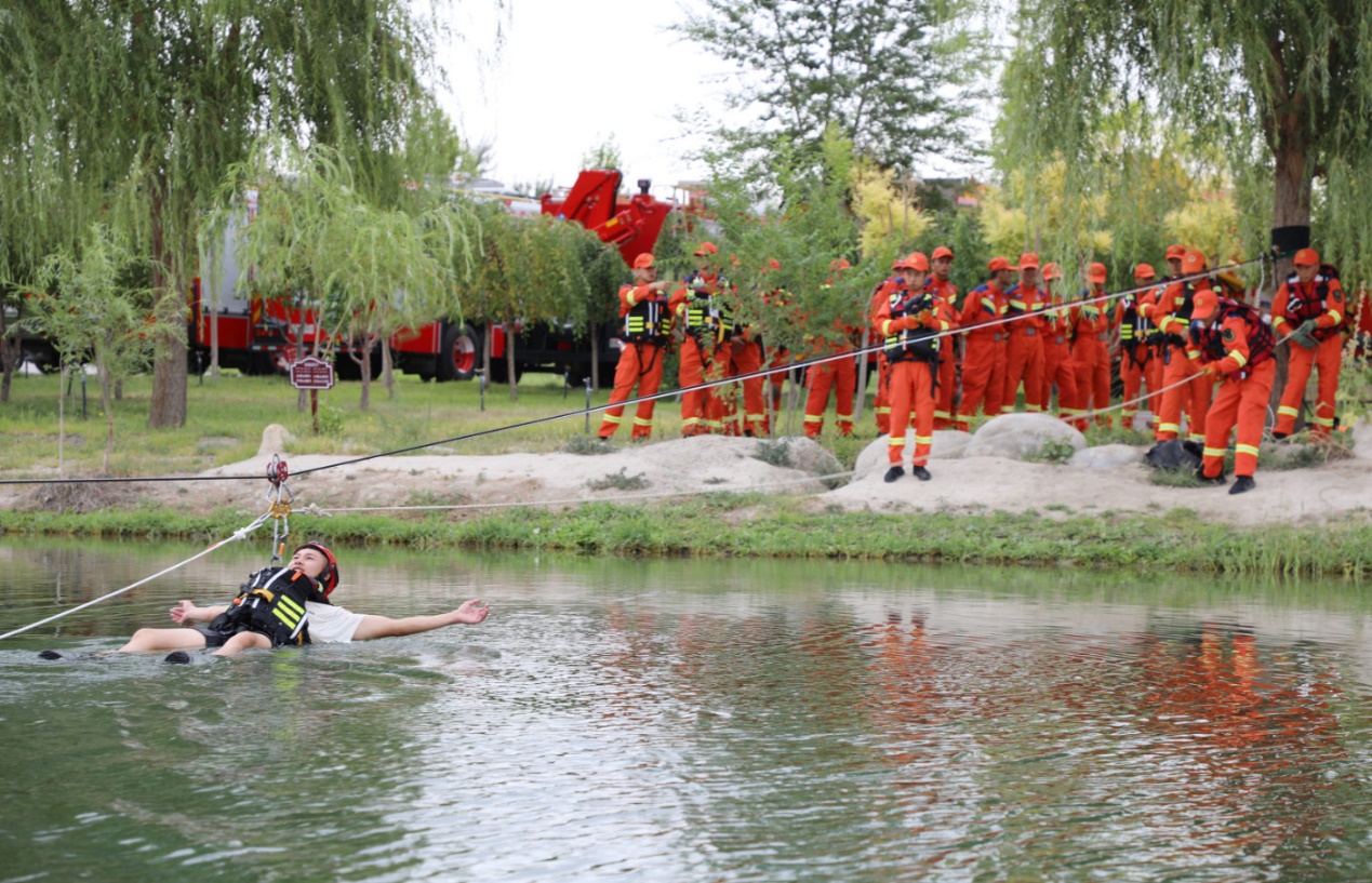 图为消防救援人员正在开展激流横渡科目演练。