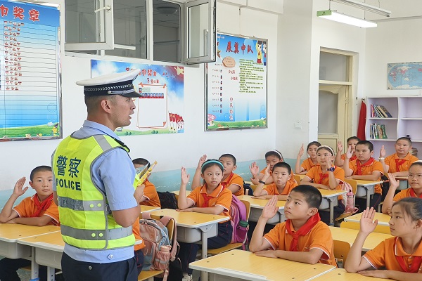 民警与学生进行现场互动提问