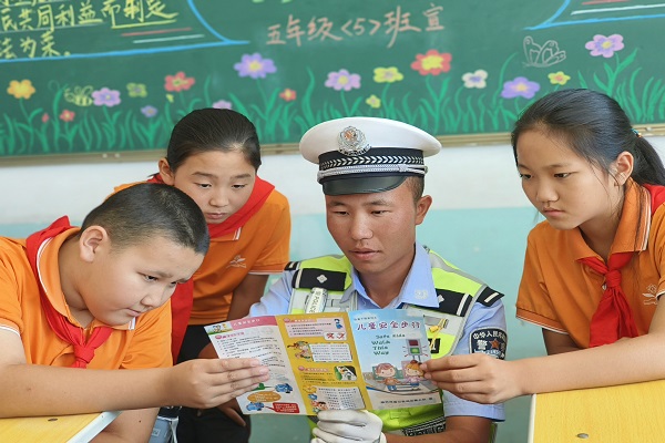 民警走进哈巴河县第一小学五年级五班为学生讲解交通安全知识