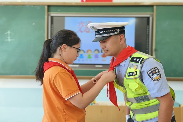 县第一小学学生为民警系红领巾