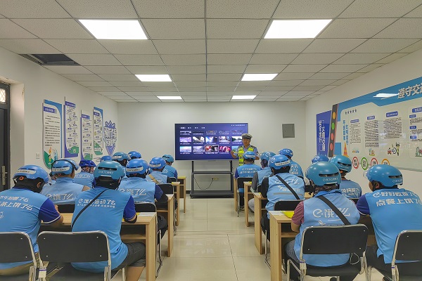 哈巴河县公安局交警大队组织民警为快递小哥上交通安全宣传培训课 (2)