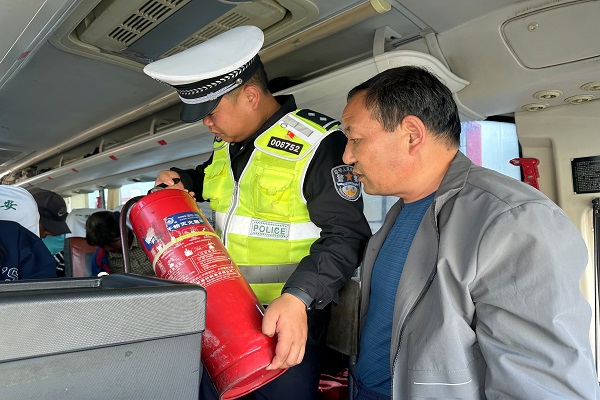 民警检查客运车辆安全设施情况