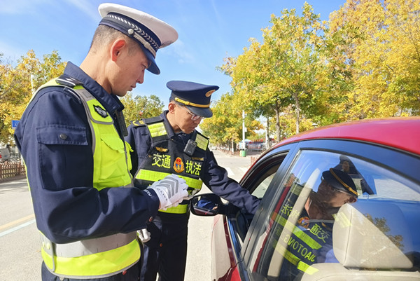 哈巴河交警联合交通运输部门对过往营运车辆进行排查_副本