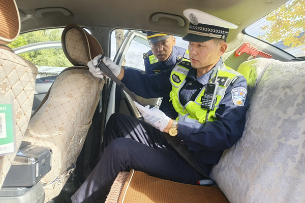 民警检查营运车辆安全设施_副本