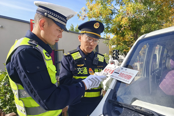 民警联合交通运输部门人员检查营运车辆的资质及车辆信息_副本