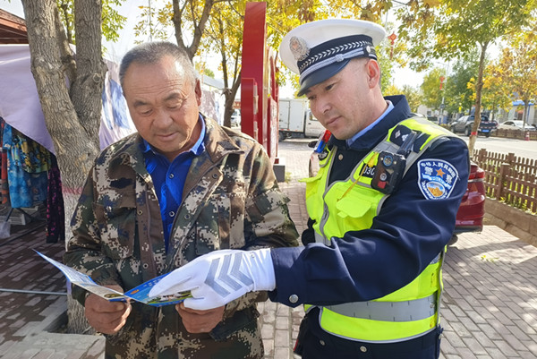 民警为群众开展交通安全宣传_副本