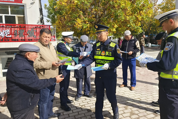 民警与交通运输部门人员为群众开展交通安全宣传_副本