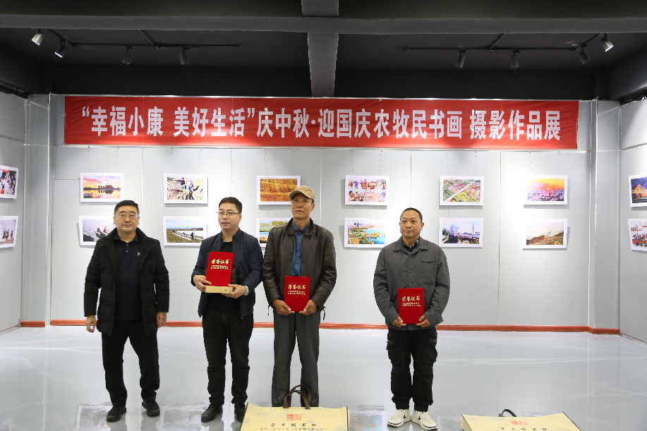 9月27日，昌吉市举办幸福小康  美好生活庆中秋迎国庆农牧民书画 摄影作品展，这是颁奖现场。（刘华摄）