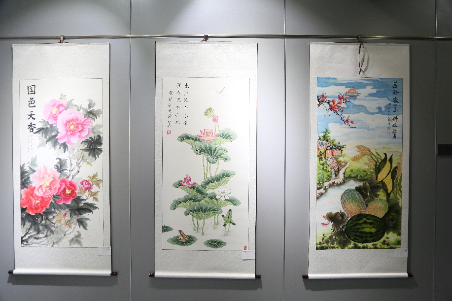 9月27日，昌吉市举办幸福小康  美好生活庆中秋迎国庆农牧民书画 摄影作品展，这是部分绘画作品展示。（刘华摄）