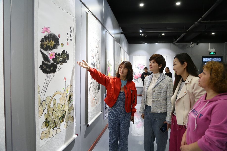 9月27日，昌吉市举办幸福小康  美好生活庆中秋迎国庆农牧民书画 摄影作品展，这是市民在观展。（刘华摄）