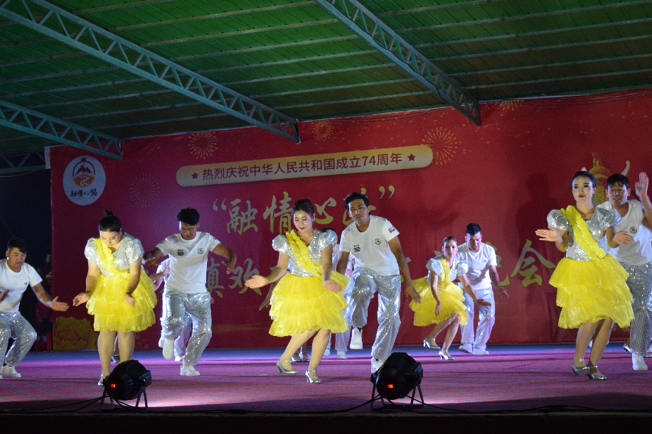 舞蹈《跳起来,心连心》