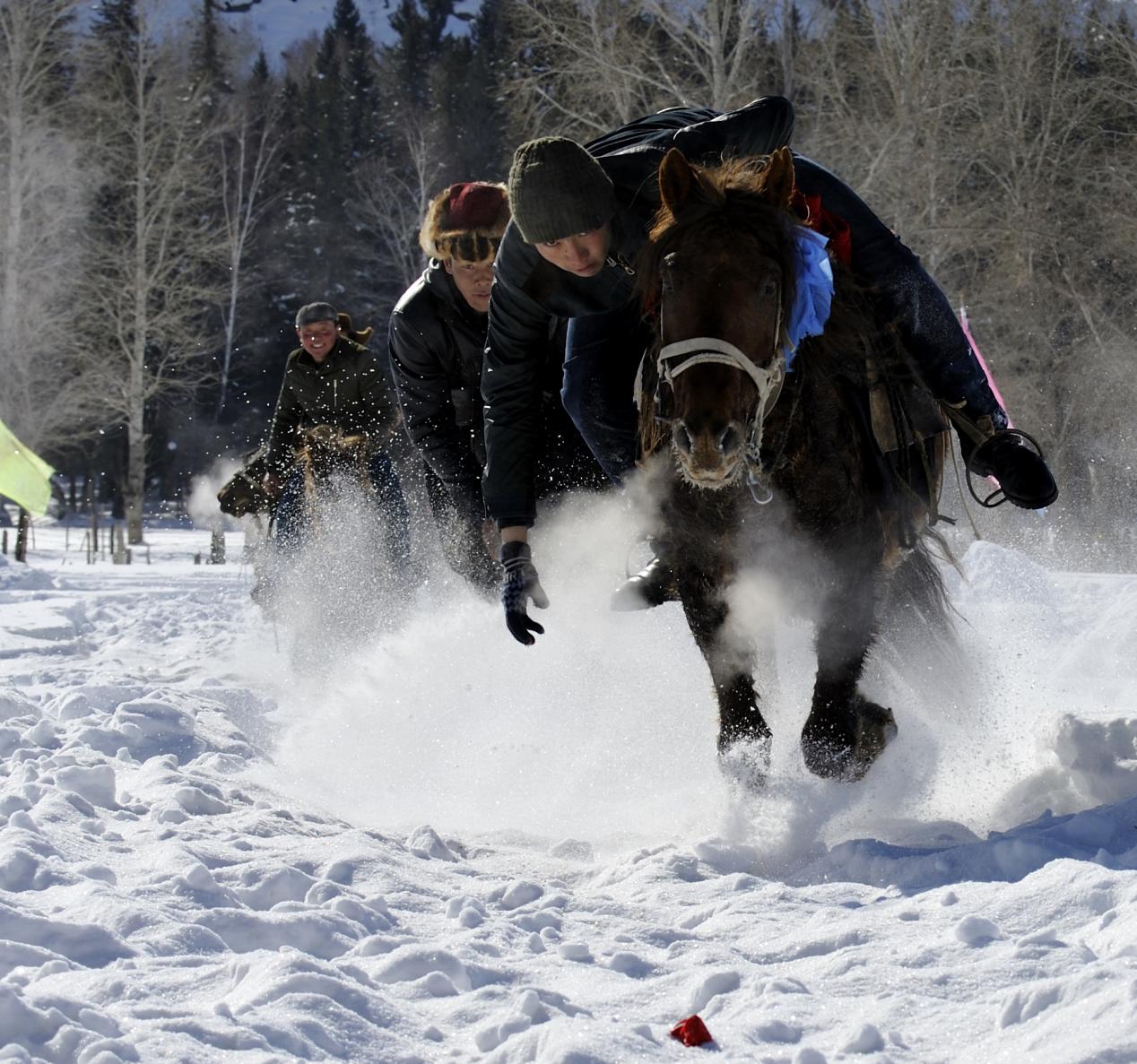冰雪民俗文化“丰”——马上拾银(富蕴县委宣传部供图)