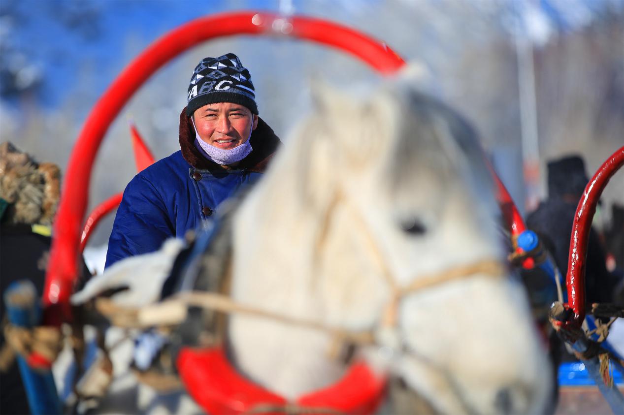 马拉爬犁掌舵人(范江明摄影)
