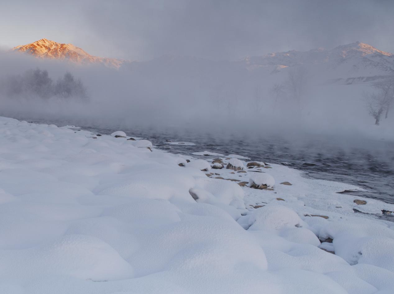 额尔齐斯河晨雾(巴哈提汗.阿赛提摄影)
