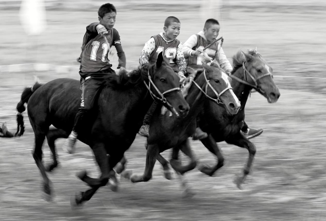 雪地赛马（海拉提&middot;哈拜摄影） 