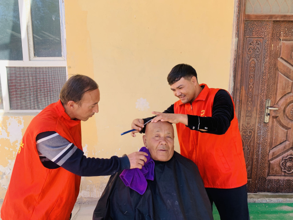 驻村工作队为行动不便的老人理头发 (3).jpg