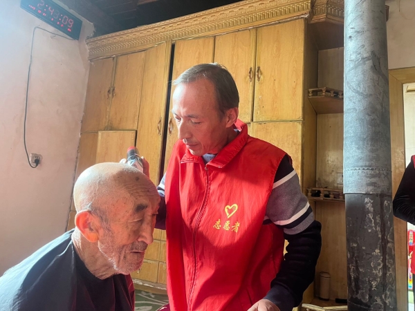 驻村工作队为行动不便的老人理头发 (2).jpg