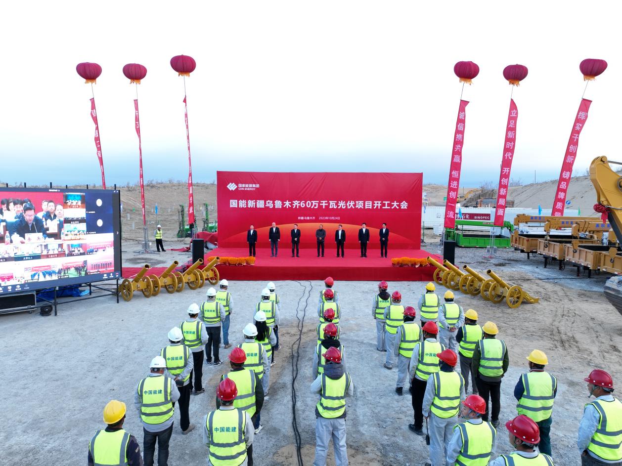 图为国能新疆乌鲁木齐60万千瓦光伏项目开工现场 (1)