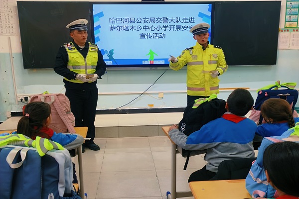 民警为学生上交通安全教育课