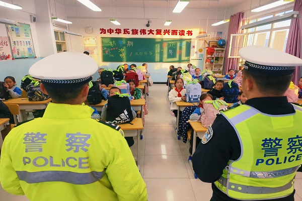 民警为在场学生书包全部系绑反光带