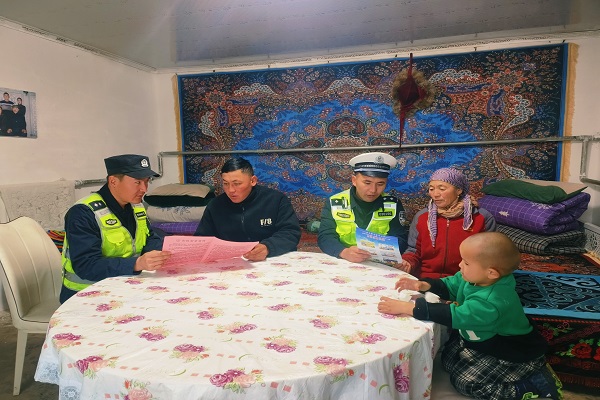 民警走进村民家中为村民进行交通安全宣传