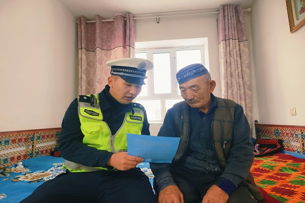 民警走进村民家中开展交通安全宣传