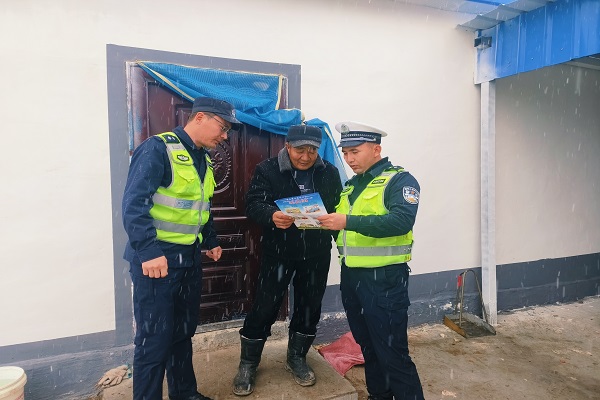 民警走村入户开展交通安全宣传