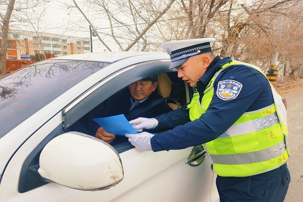 民警在路面执勤同时开展交通安全宣传