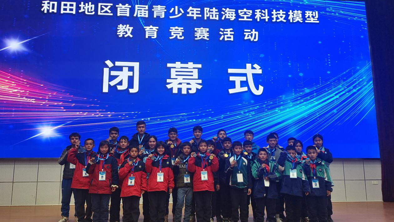 28名金银铜牌学生合影