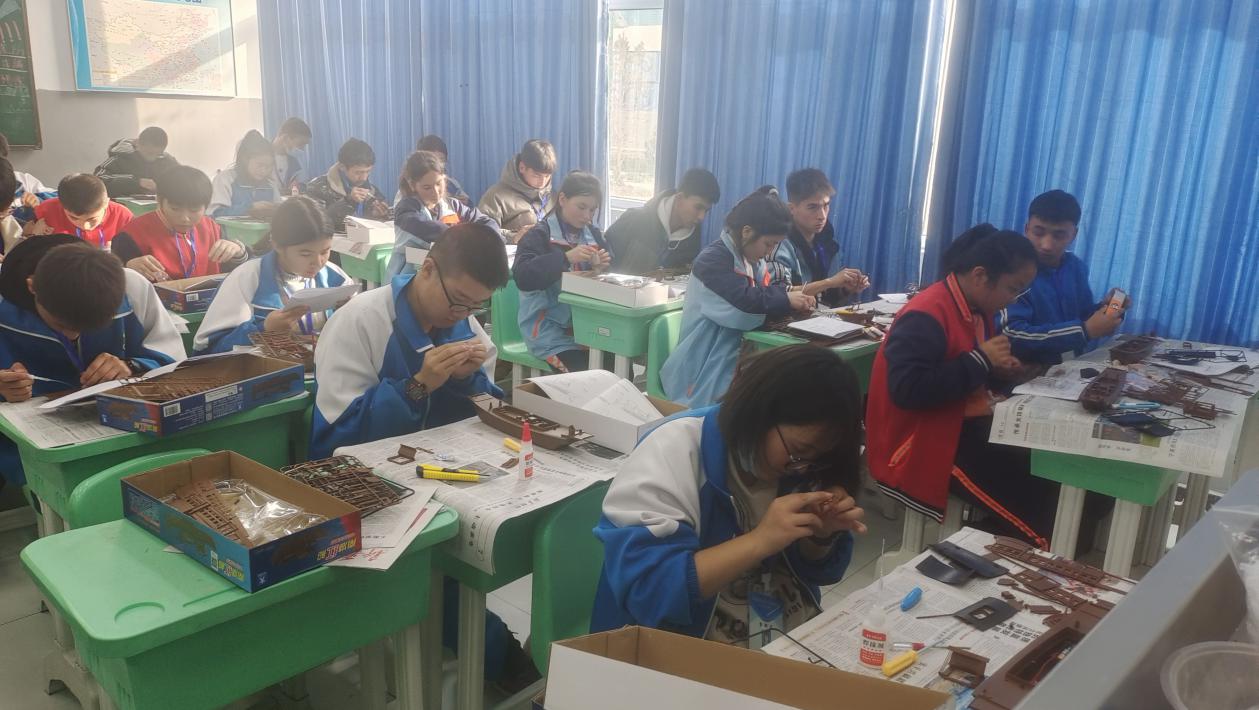 学生制作“南湖红船”电动拼装模型02