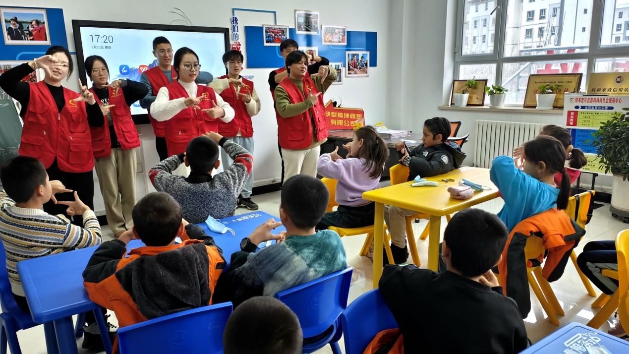 C:\Users\Administrator\Desktop\新建文件夹 (4)\新建文件夹 (3)\12月16日，察布查尔镇石榴籽小课堂内，来自盐城师范学院的支教大学生们正在开展每周六开课前《你笑起来真好看》手势舞快乐仪式。华岩明摄853447506773c611bfb7b580169a55d.jpg