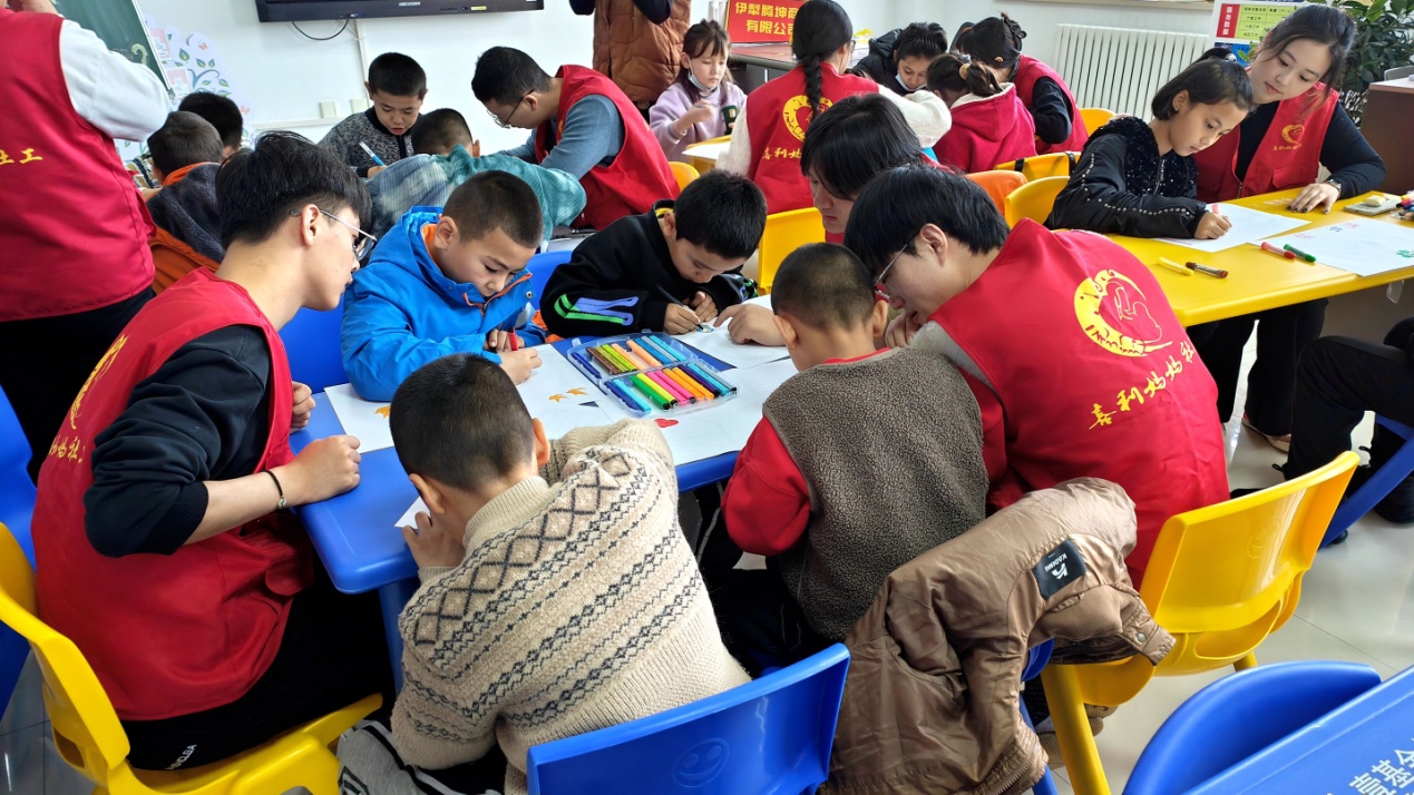 C:\Users\Administrator\Desktop\新建文件夹 (4)\新建文件夹 (3)\12月16日，察布查尔镇石榴籽小课堂内，来自盐城师范学院的支教大学生志愿者老师正在辅导孩子们绘画和写短文。华岩明摄4fb2b5a656bfe923cebce18e134a130.jpg