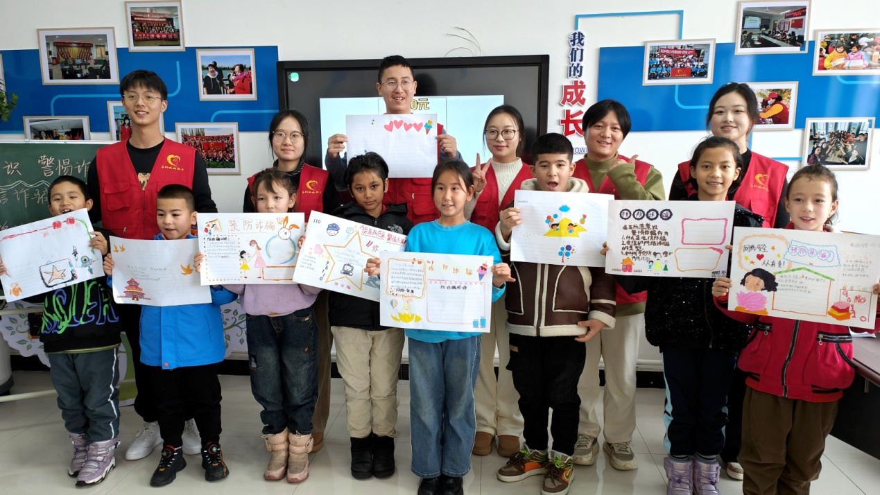 C:\Users\Administrator\Desktop\新建文件夹 (4)\新建文件夹 (3)\12月16日，察布查尔镇石榴籽小课堂内，来自盐城师范学院的支教大学生与孩子们一起展示课堂里画的图画。华岩明摄27b0f967c340365689bae4b82cce975.jpg