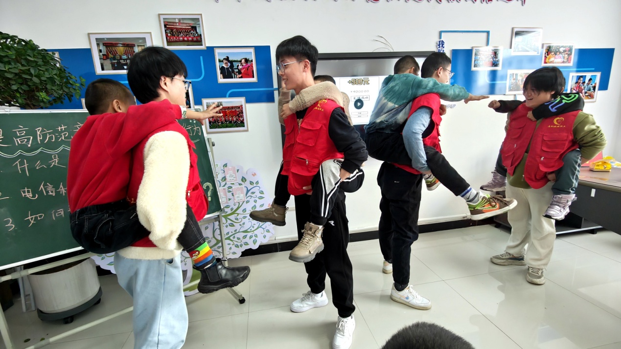 C:\Users\Administrator\Desktop\新建文件夹 (4)\新建文件夹 (3)\12月16日，察布查尔镇石榴籽小课堂内，来自盐城师范学院的支教大学生志愿者与孩子们一起在课间开展趣味活动。华岩明摄11bf0970f206f2ea50ad45176063c44.jpg