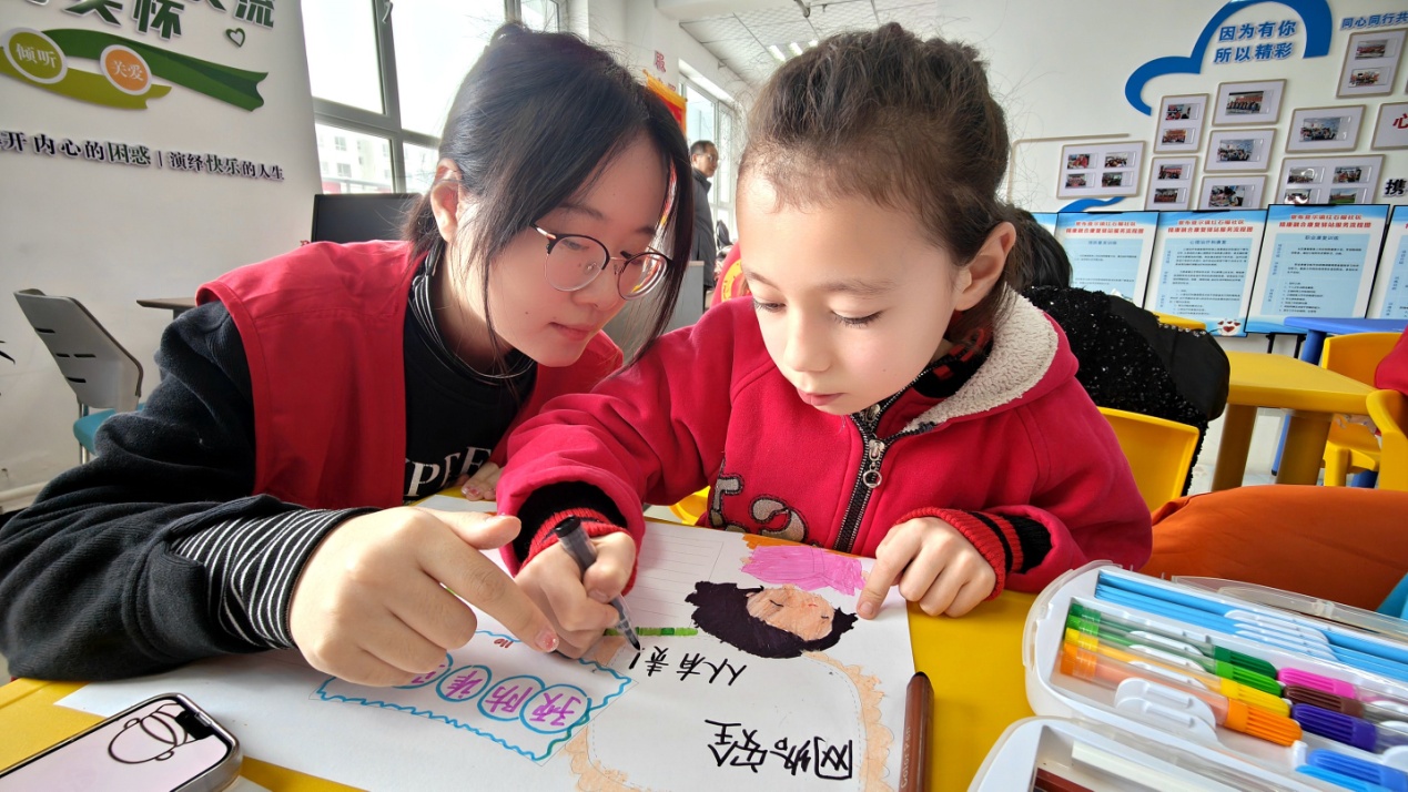 C:\Users\Administrator\Desktop\新建文件夹 (4)\新建文件夹 (3)\12月16日，察布查尔镇石榴籽小课堂内，来自盐城师范学院实习支教大学生正在指导孩子们写&ldquo;网络安全、人人有责&rdquo;词语。华岩明摄0fda7f4746bd1490f3c4fde52706a8f.jpg