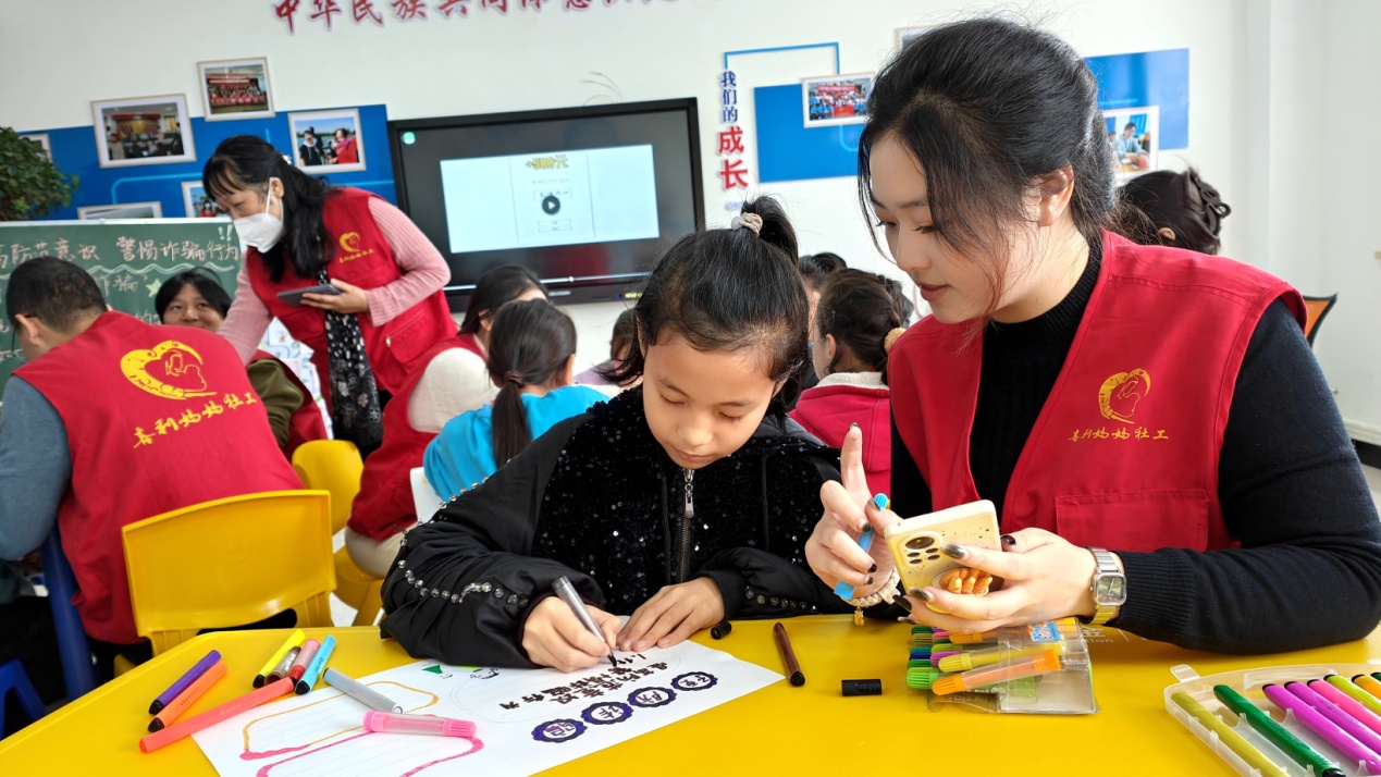 C:\Users\Administrator\Desktop\新建文件夹 (4)\新建文件夹 (3)\12月16日，察布查尔镇石榴籽小课堂内，来自盐城师范学院实习支教大学生志愿者正在教孩子们写语句。华岩明摄78afb46643a28fbaf9e5b8f9c3e134d_副本.jpg