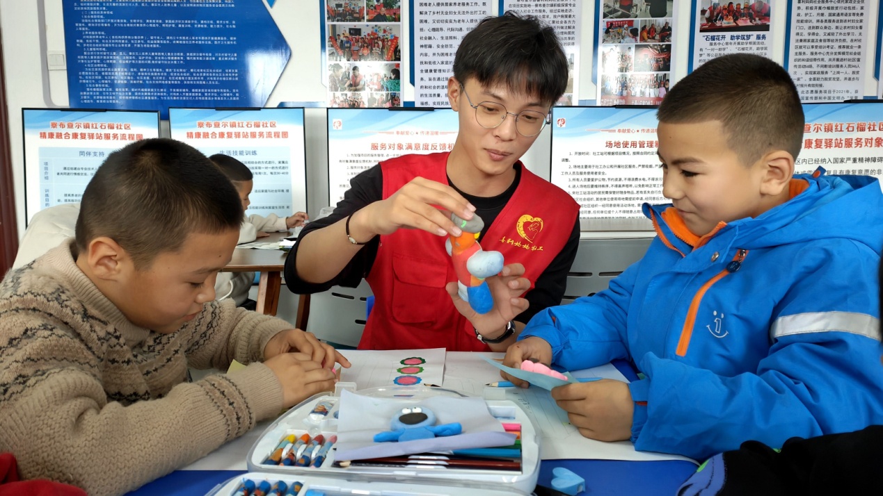 C:\Users\Administrator\Desktop\新建文件夹 (4)\新建文件夹 (3)\12月16日，察布查尔镇石榴籽小课堂内，来自盐城师范学院实习支教大学生志愿者正在教孩子们用橡皮泥捻小动物造型，使孩子们在动手动脑中体验创作的乐趣。。华岩明摄62a2d62d69d55cf5289fc25147cae3e.jpg