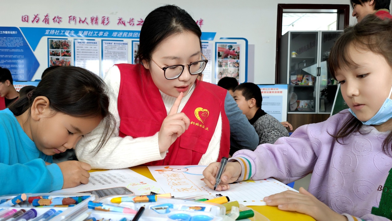 C:\Users\Administrator\Desktop\新建文件夹 (4)\新建文件夹 (3)\12月16日，察布查尔镇石榴籽小课堂内，来自盐城师范学院文学院实习支教大学生陶一凡（中）正在指导孩子们写作文。华岩明摄1922b18a7ff06d8df975940b901eef0.jpg