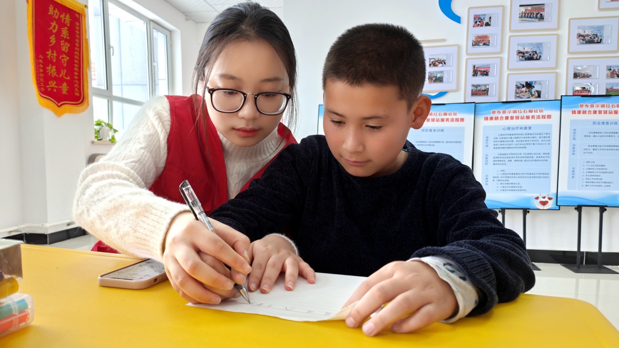 C:\Users\Administrator\Desktop\新建文件夹 (4)\新建文件夹 (3)\12月16日，察布查尔镇石榴籽小课堂内，来自盐城师范学院文学院实习支教大学生正在教孩子们写汉字笔画。华岩明摄5f80c00188d1b441112e5abc9321849.jpg