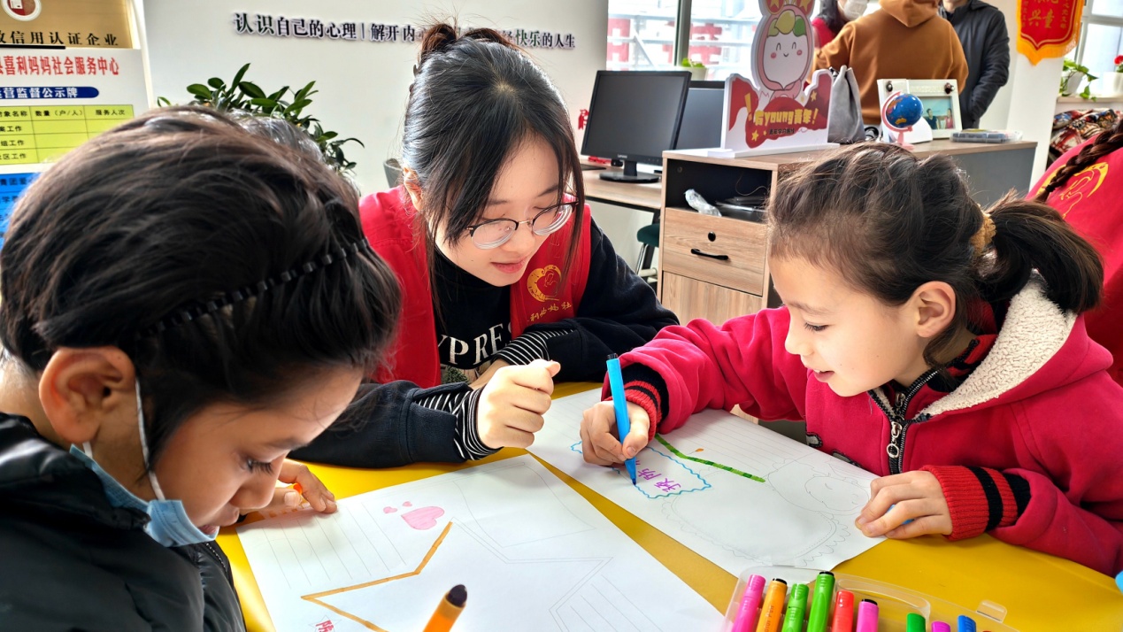 C:\Users\Administrator\Desktop\新建文件夹 (4)\新建文件夹 (3)\12月16日，察布查尔镇石榴籽小课堂内，支教大学生志愿者老师正在教孩子们自己设计&ldquo;图文并茂&rdquo;的图画。华岩明摄48fb513f3891c6950879d773ecb0dda.jpg