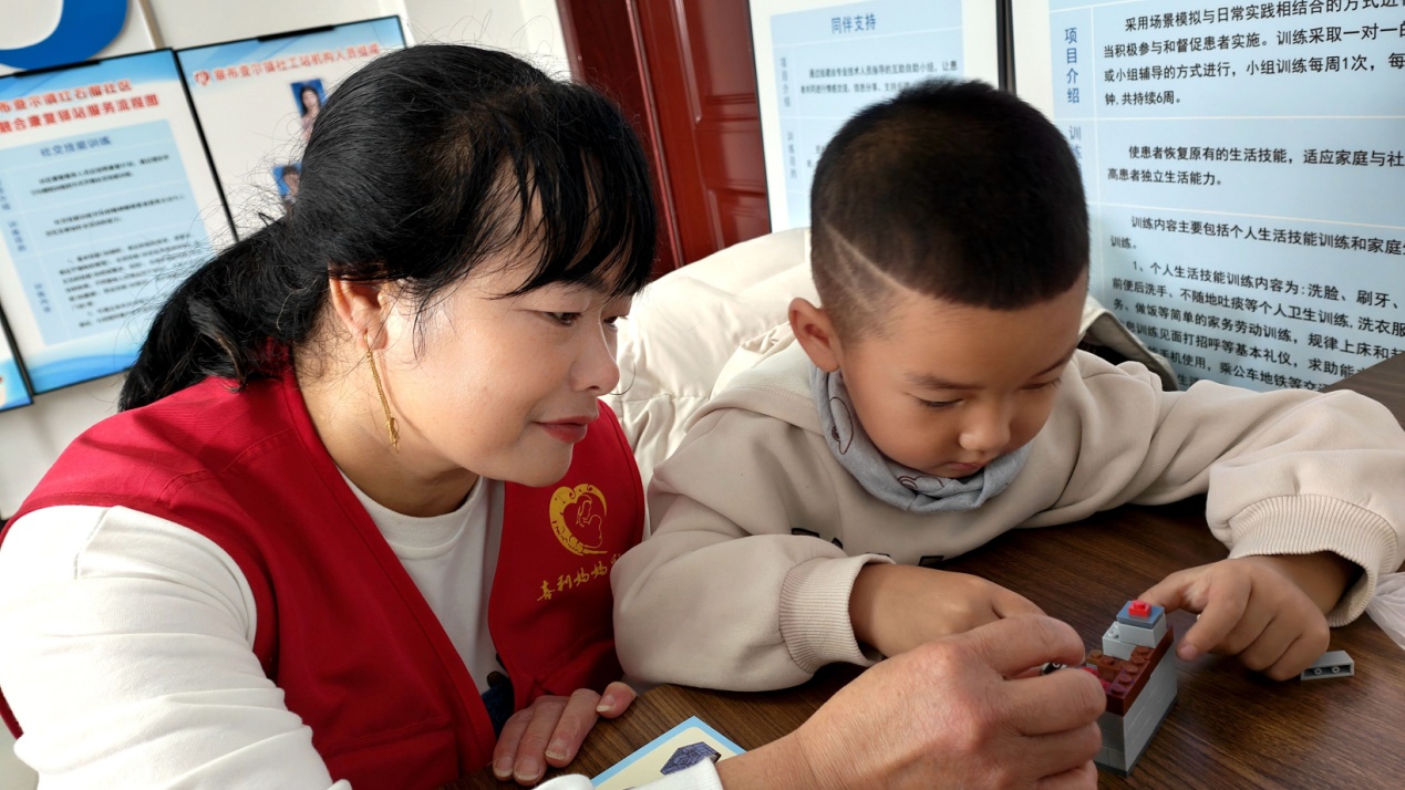 C:\Users\Administrator\Desktop\新建文件夹 (4)\新建文件夹 (3)\12月16日，察布查尔镇石榴籽小课堂内，志愿者老师正在与孩子们一起做有趣的积木。华岩明摄5d1887cb53a42c0690ee5e354325469.jpg