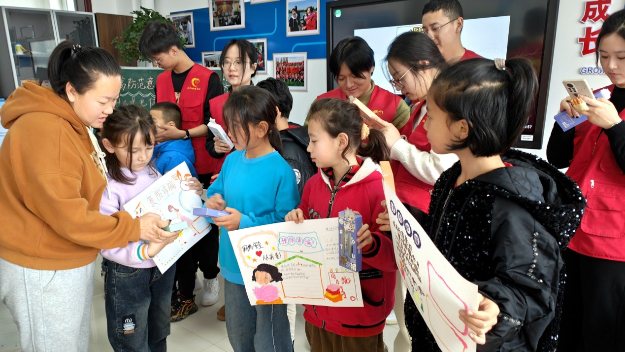 C:\Users\Administrator\Desktop\新建文件夹 (4)\新建文件夹 (3)\12月16日，察布查尔镇石榴籽小课堂内，喜利妈妈社会服务中心工作人员在给&ldquo;石榴籽小课堂&rdquo;的孩子们和盐城师范学院的支教大学生志愿者颁发小礼品。华岩明摄075322babe6f1ca36098d13eab1373d.jpg