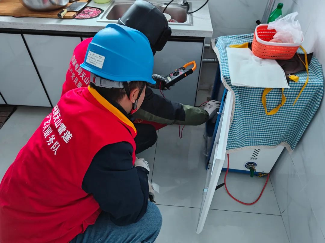 富蕴：积极应对寒潮天气 保障牧区供电可靠1