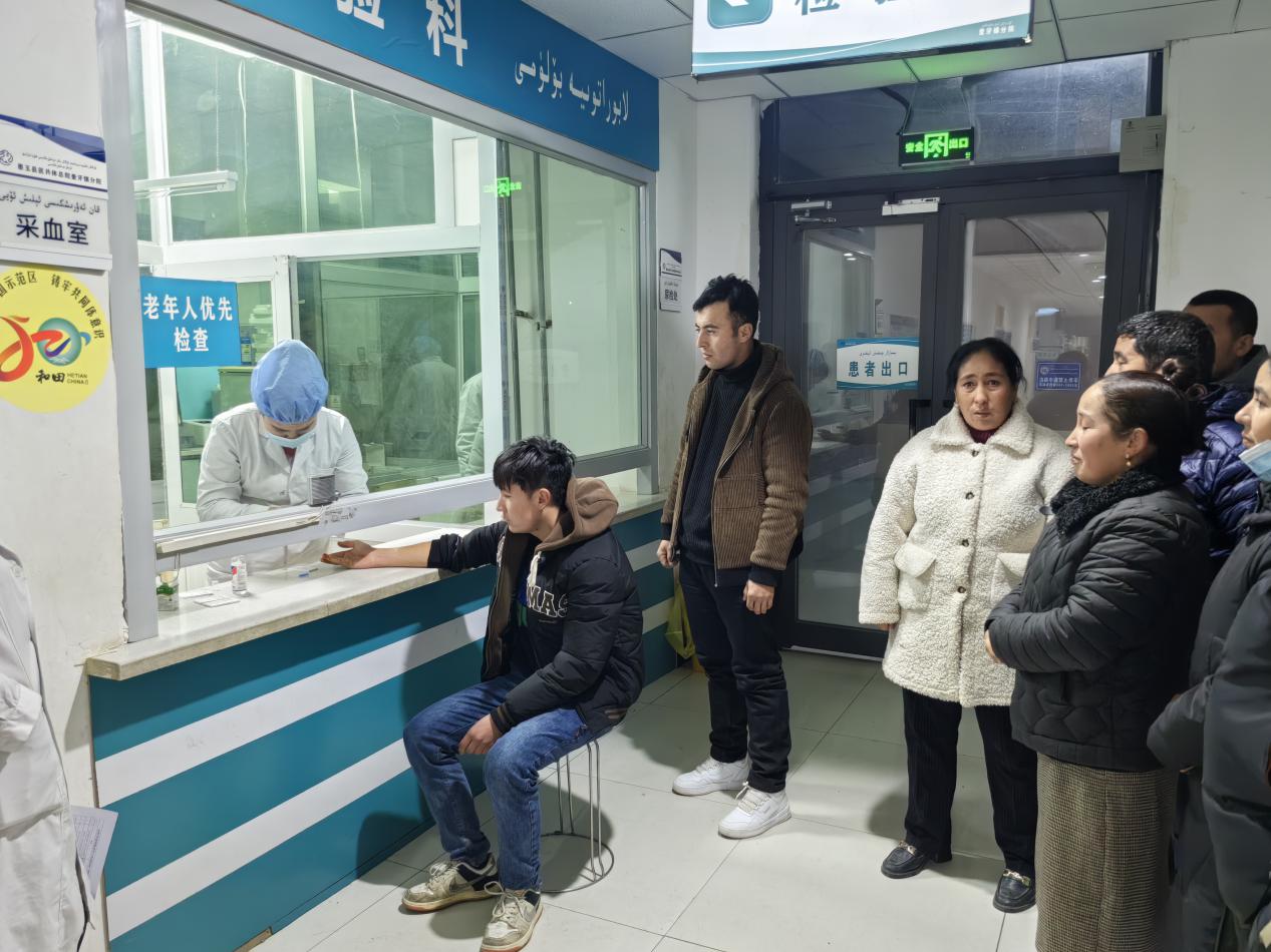 墨玉县奎牙镇卫生院,群众排队来献血